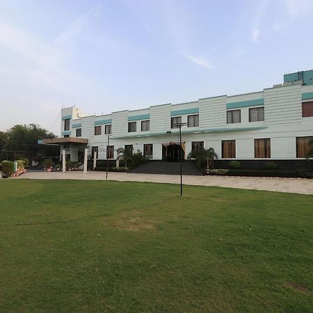 لاكناو Oyo 33387 Laxmi Lawn And Resort Suite المظهر الخارجي الصورة